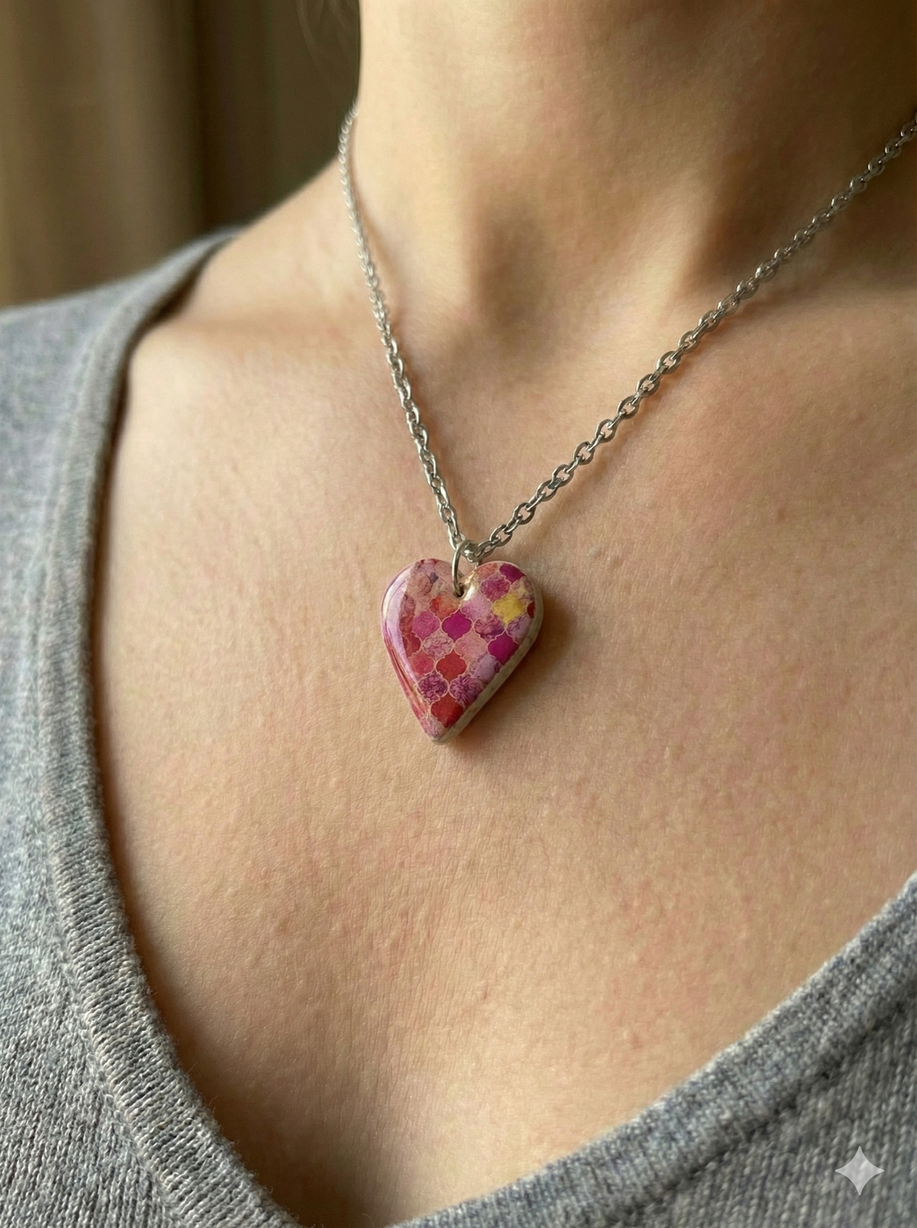 Colgante de arcilla polimerica forma de corazon y motivo corazones