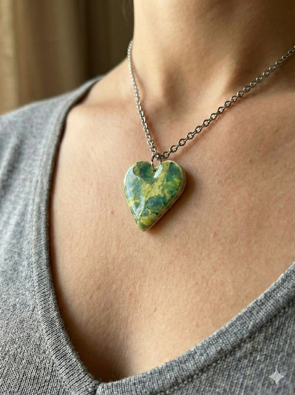 Colgante de arcilla polimerica con forma de corazon floral
