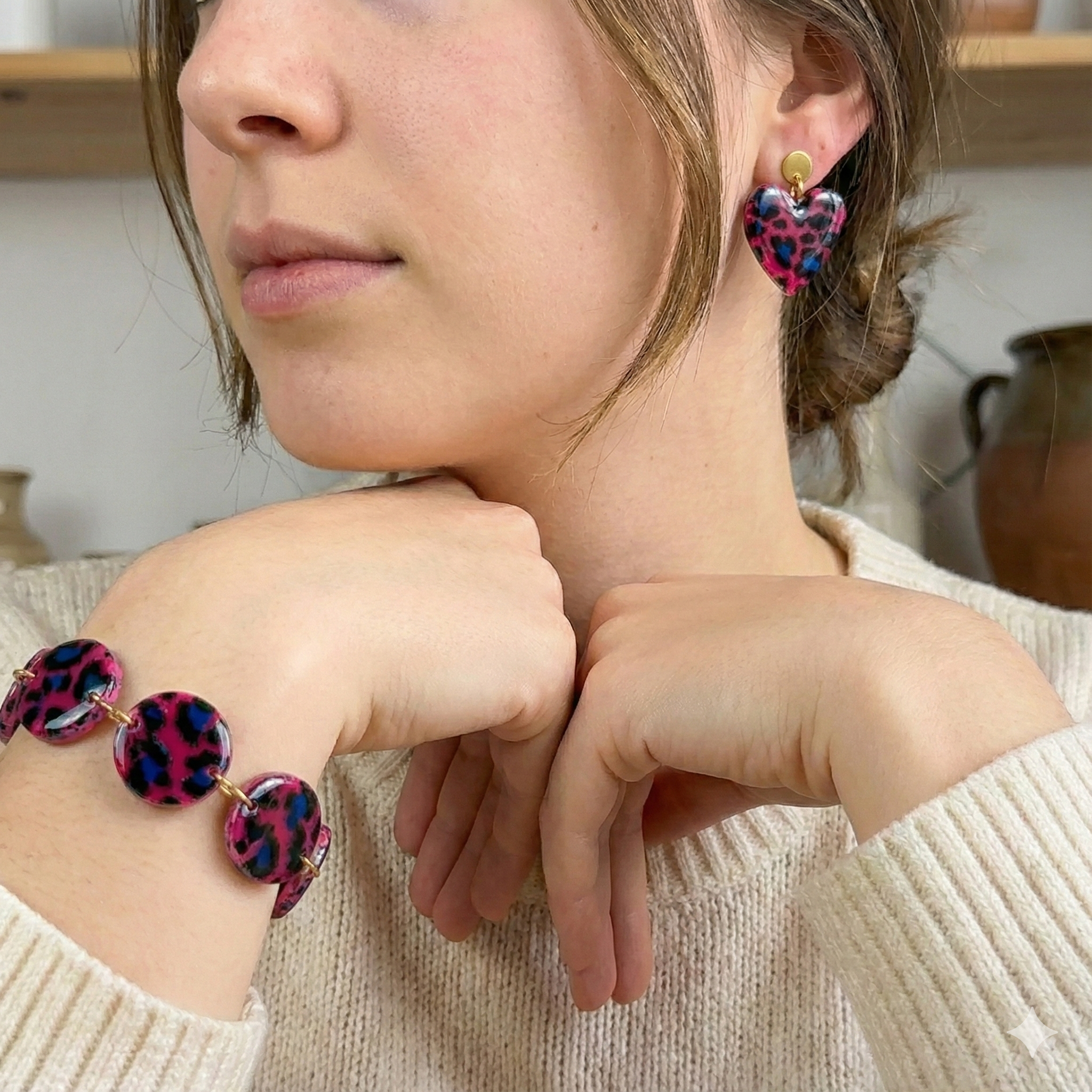 Conjunto pulsera y pendientes corazon animal print de arcilla polimerica