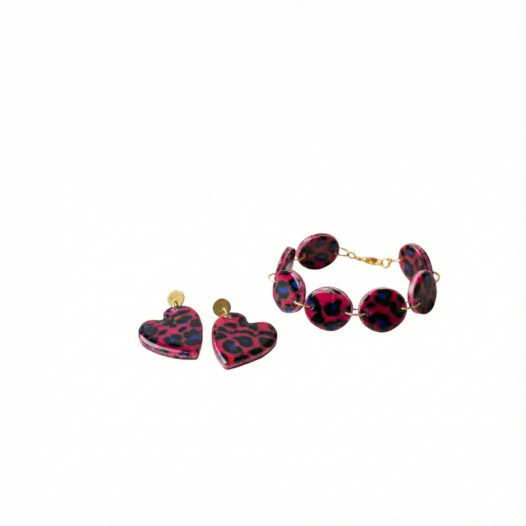 Conjunto pulsera y pendientes corazon animal print de arcilla polimerica