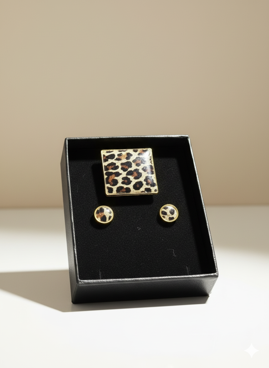 Conjunto anillo cuadrado y pendientes animal print