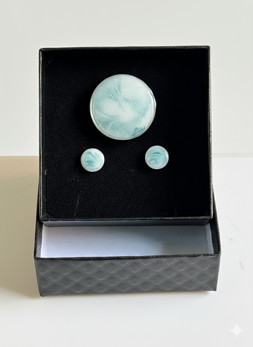 Conjunto anillo circular y pendientes botón color nube