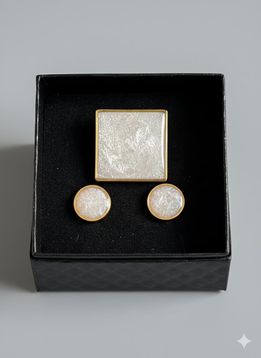 Conjunto anillo cuadrado y pendientes botón color perla