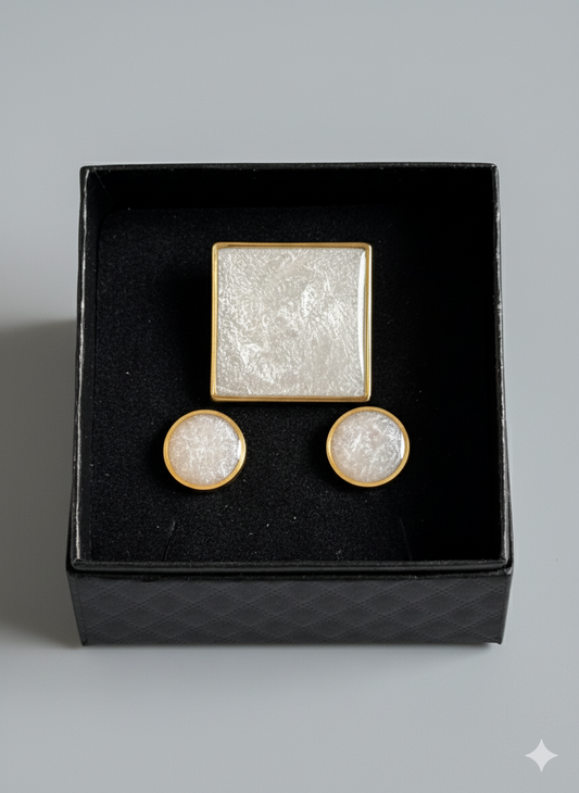 Conjunto anillo cuadrado y pendientes botón color perla