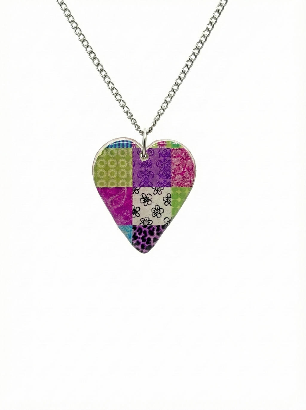 Colgante de arcilla polimerica forma corazón motivo patchwork