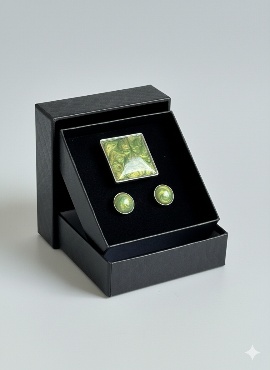 Conjunto anillo cuadrado y pendientes botón color verde