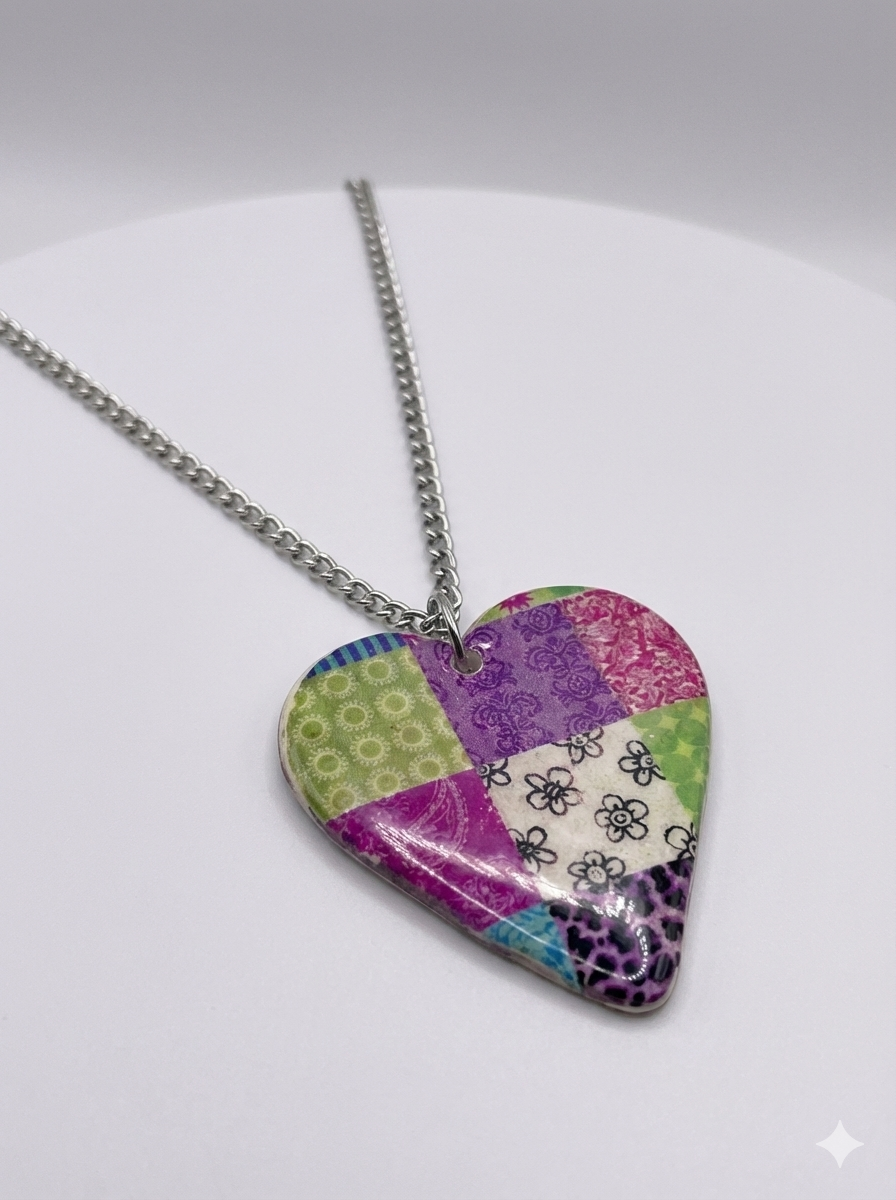 Colgante de arcilla polimerica forma corazón motivo patchwork