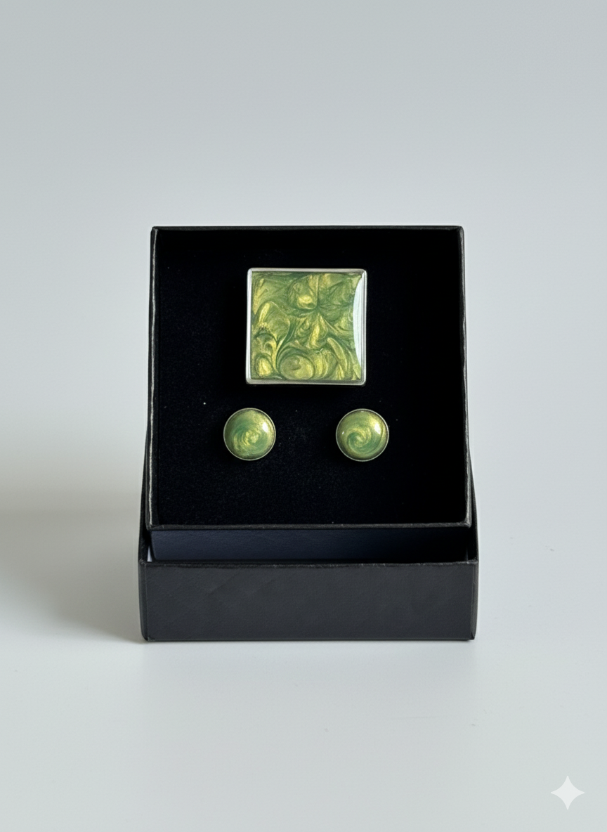Conjunto anillo cuadrado y pendientes botón color verde