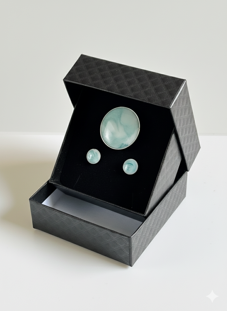 Conjunto anillo circular y pendientes botón color nube