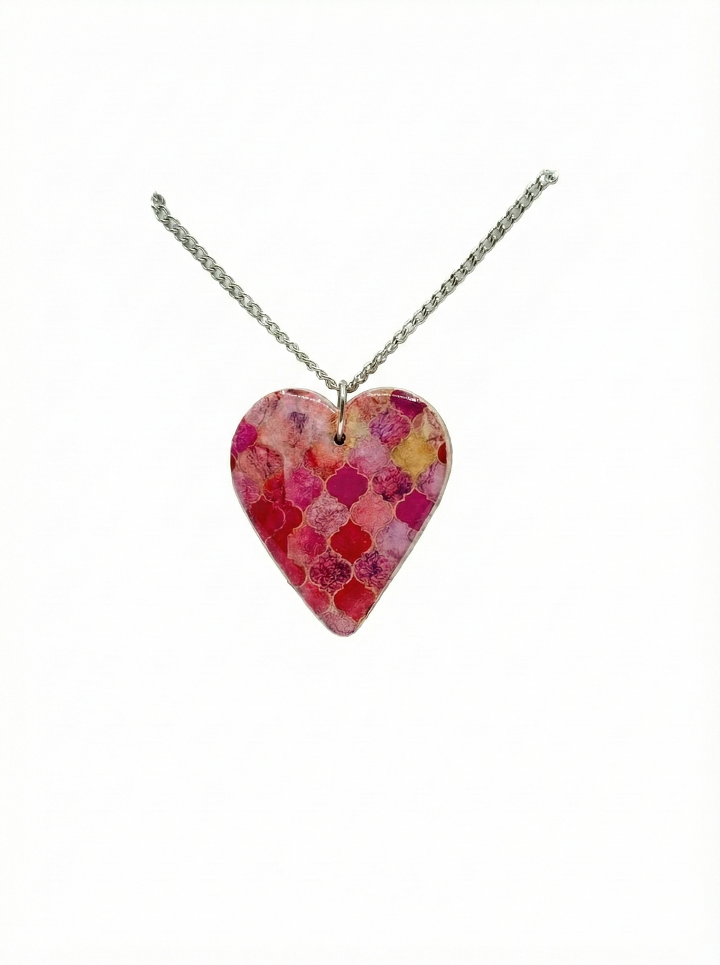 Colgante de arcilla polimerica forma de corazon y motivo corazones