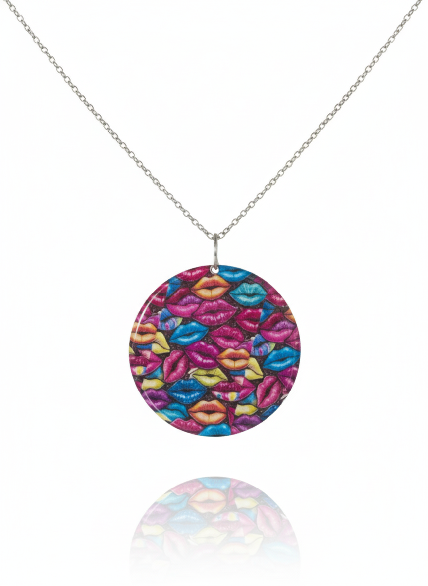 Colgante circular estampado labios