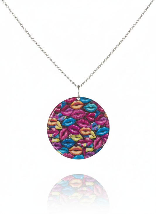 Colgante circular estampado labios