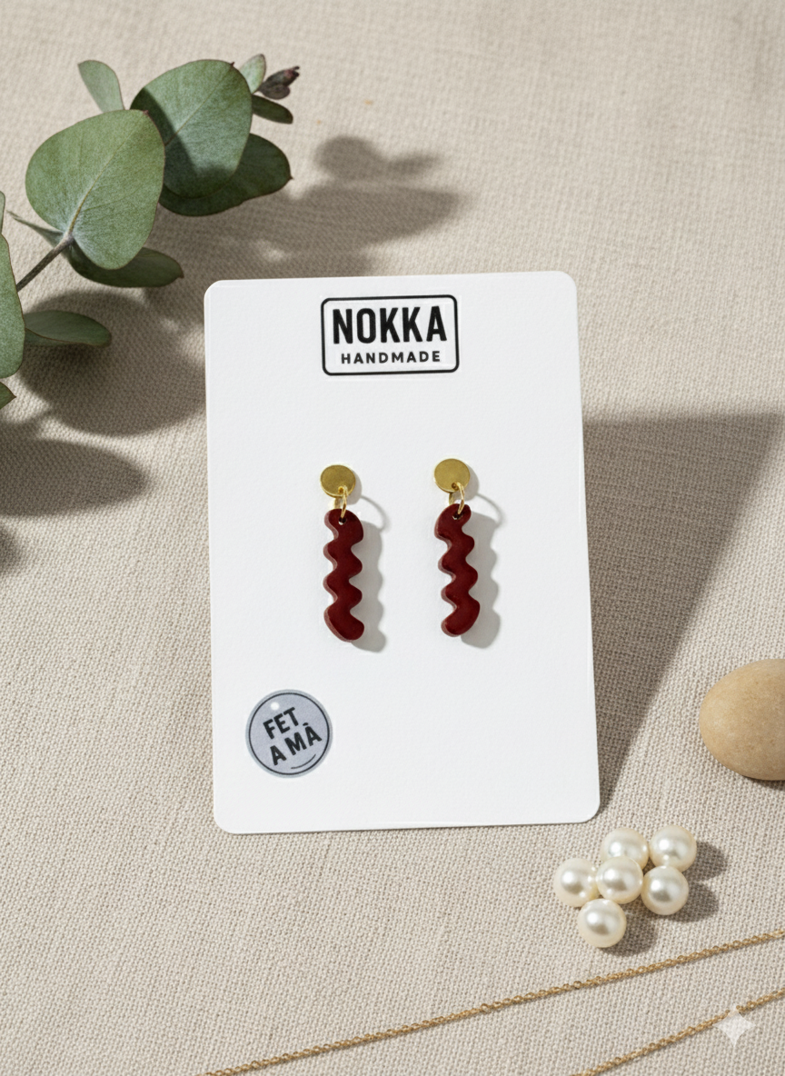 Pendientes ondulados rojo burdeos