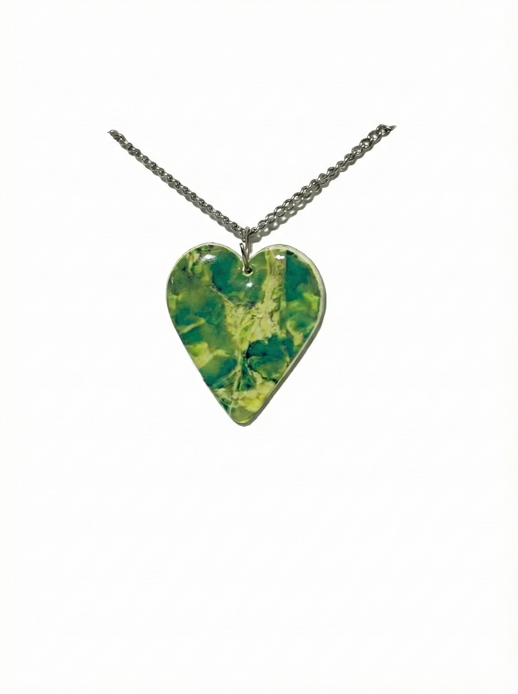 Colgante de arcilla polimerica con forma de corazon floral