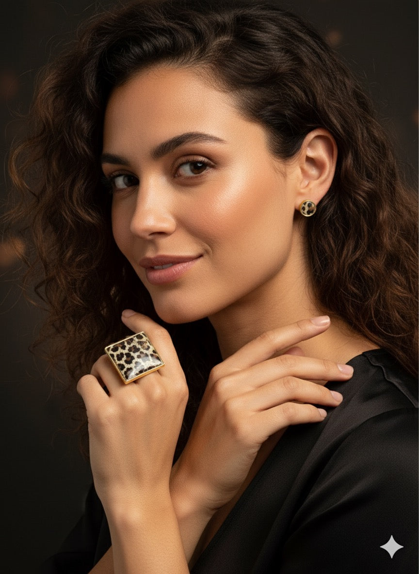 Conjunto anillo cuadrado y pendientes animal print